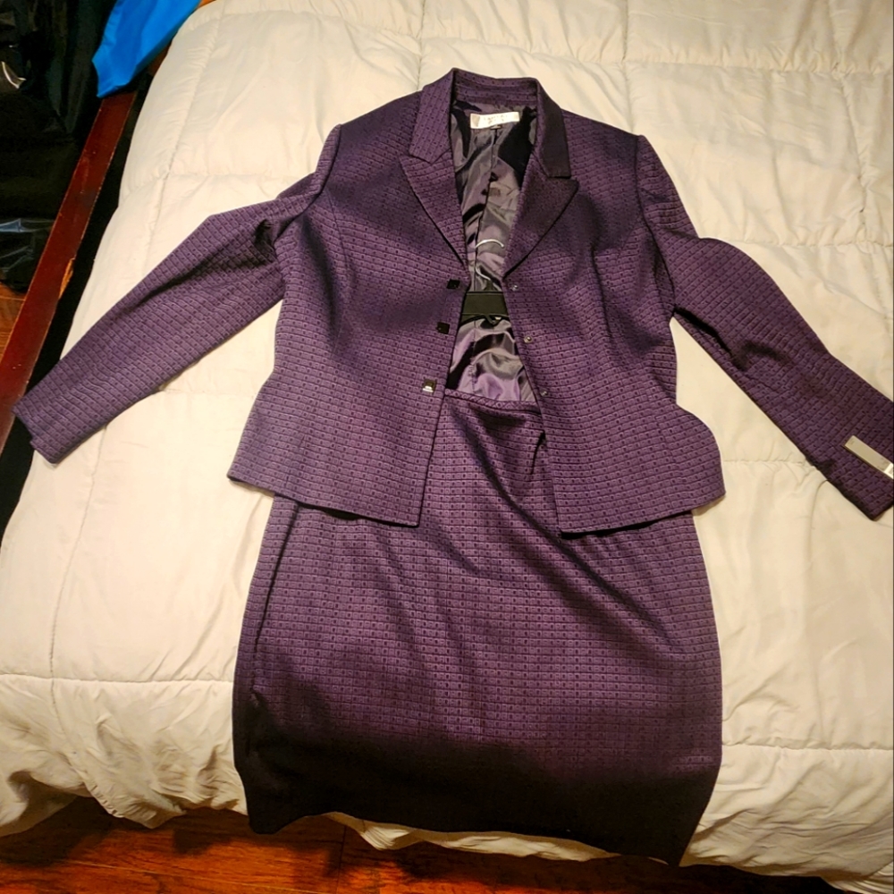 DARK PURPLE Tahari by Arthur S. Levine skirt suit, size 16, BRAND NEW